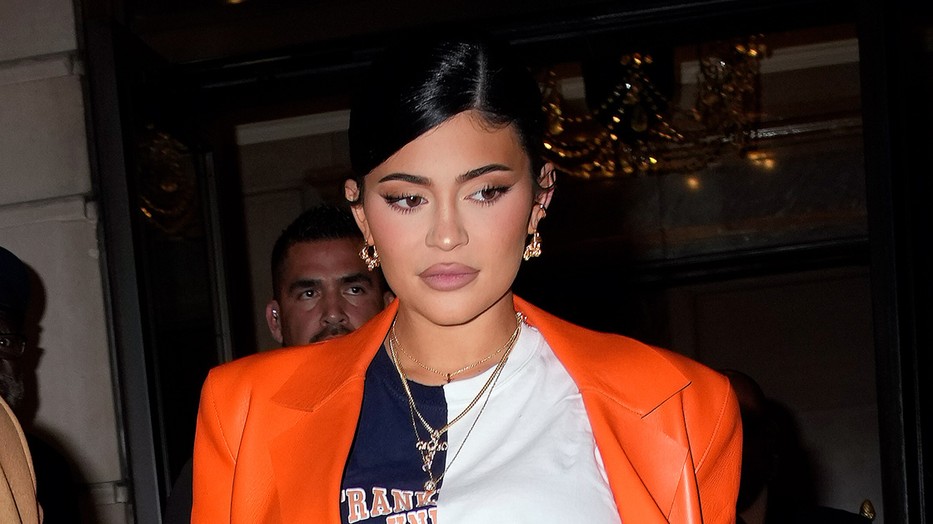 Újév alkalmából Kylie Jenner megmutatt milyen hatalmas már pocakja