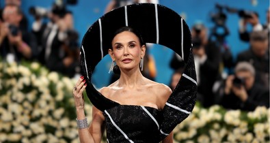 Demi Moore új frizurára váltott: mintha évtizedeket fiatalodott volna a színésznő