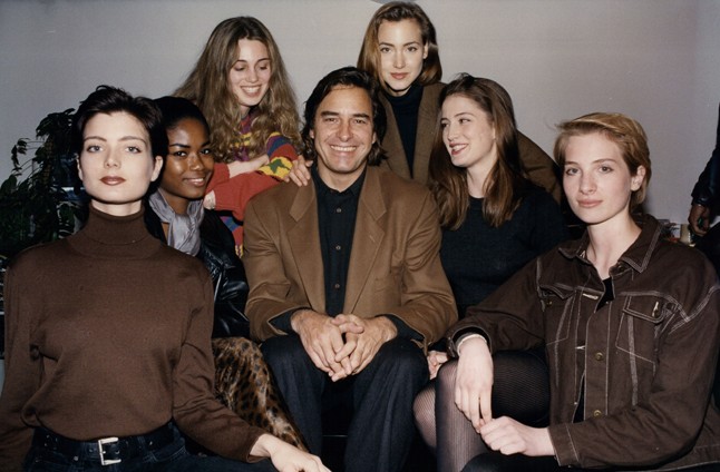 ´Tízezer dollárnál kevesebbért fel sem kelünk´- híres mondása a sikerei csúcsán, itt modelljei gyűrűjében 1991-ben.