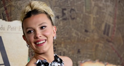 Millie Bobby Brown ruhája egyszerre provokatív és gyönyörű, ráadásul az eljegyzési buliján viselte