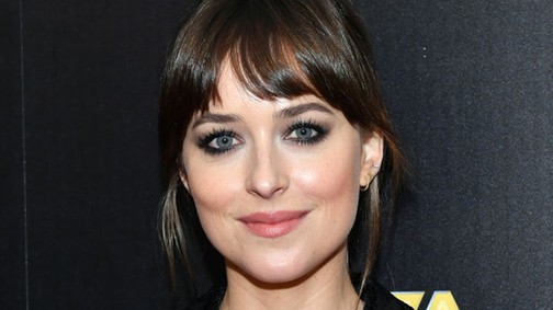 Dakota Johnson végre elhagyhatta a házat, azonnal pompás Gucci ruhába bújt