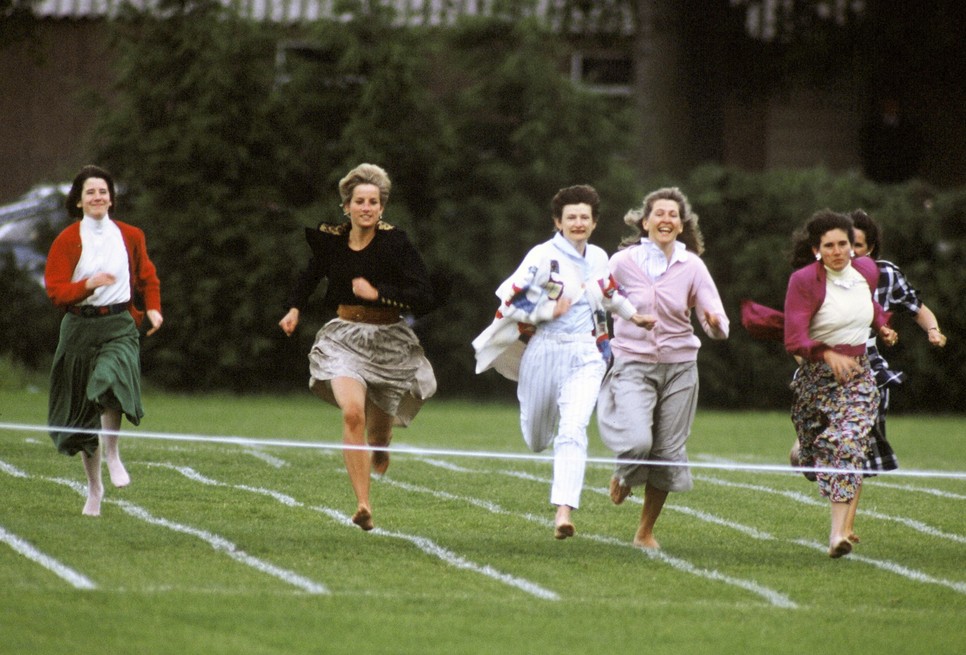 1991 június 11-e - Diana hercegné épp mindent belead egy anyukáknak szóló futóversenyen, amit a gyermekei iskolájában szerveztek sportnapon