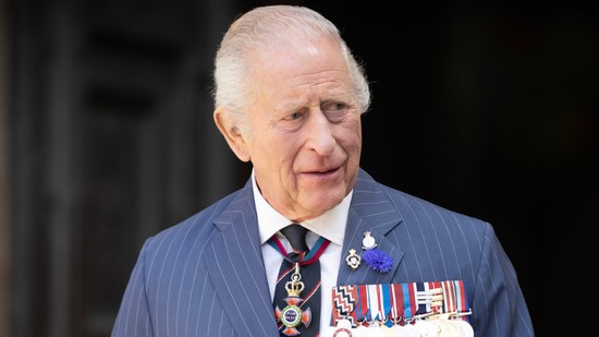 Te kiszúrtad? Károly Király legfrissebb portréján bizarr részletet vettek észre a rajongók