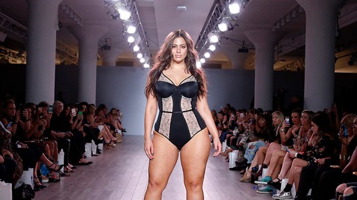 Az eddigi legszebb fotósorozat Ashley Grahamről, STRIÁKKAL, mert így az igazi