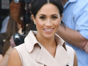 Meghan Markle ballonkabátot viselt ruhaként, ami csodálatos, viszont egy átlagos fizetésnél is többe kerül