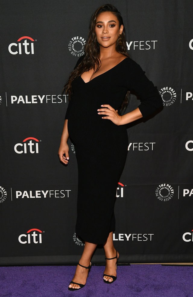 Shay Mitchell TÖKÉLETES ruhában mutatta meg kerekedő pocakját a vörös szőnyegen