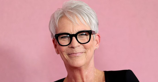 A 66 éves Jamie Lee Curtis hatalmas dekoltázsától még te is zavarba jössz, merész ruhadarabot vállalt be a színésznő