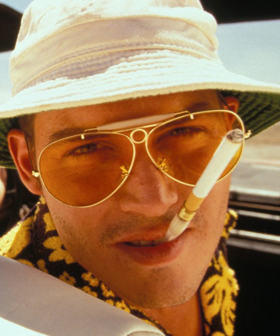  A Félelem és reszketés Las Vegasban című kultfilmben, Johnny Depp egy In the 1998 movie Fear and Loathing in Las Vegas, Johnny Depp  Ray-Ban RB 3138 Shooter szintén sárga lencsés aviátor stílusú modellt viselt, elég őrült hatást keltett benne.