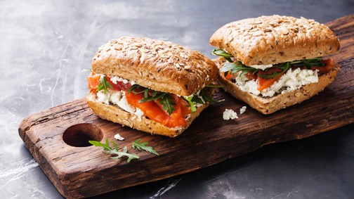 Ez a lazacos szendvics minden, csak nem unalmas!