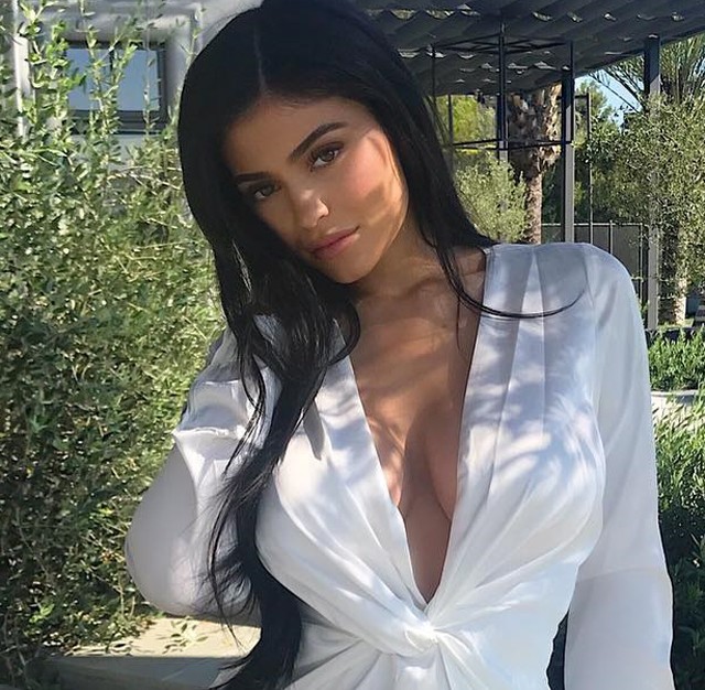 Kylie Jenner visszatért! Várandós testvérével pózol!
