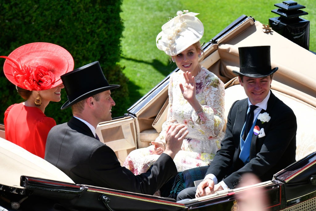 Beatrix hercegnő a 2023-as Royal Ascot eseményén Monique Lhuillier menyasszonyi tervező hosszú ujjú, csipkeruhájában tündökölt, amit virágos rátét segítségével varázsoltak egy fokkal hétköznapibbá.