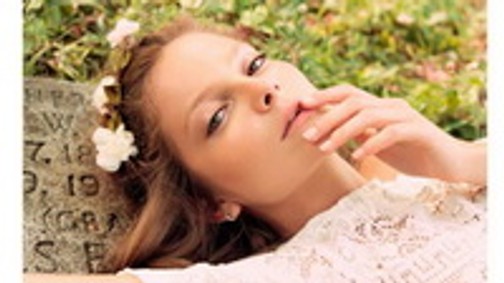 Temetőben, sírok között Mihalik Enikő