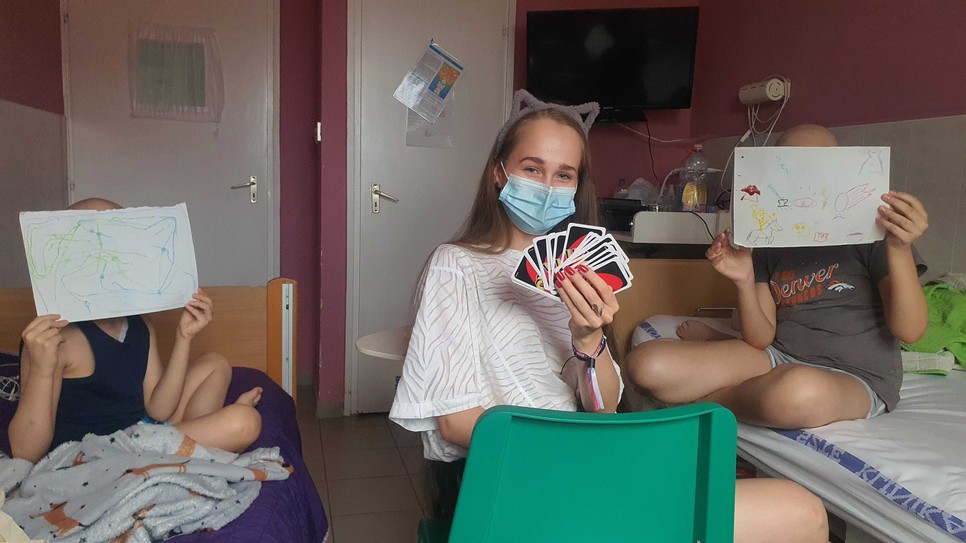 Az Amigos a gyerekekért Alapítvány önkéntesei általánosságban kéthetente járnak be a kórházak gyermekosztályára