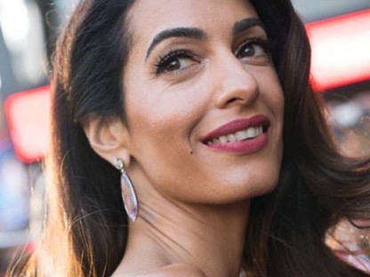 Amal Clooney ruháját nem igazán értjük, de csodálatosan áll rajta! 