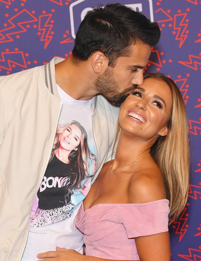 Meztelenre vetkőzött Eric Decker, hogy felesége, Jessie James szakácskönyvét reklámozza