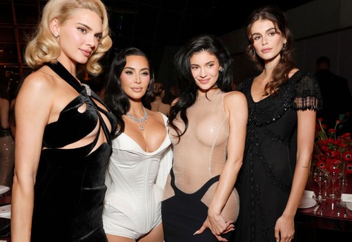 Szinte meztelenül parádéztak a sztárok: íme az Academy Museum gála legextrémebb pucérruhái, és még néhány ruhaköltemény, amire örökre emlékezni fogunk