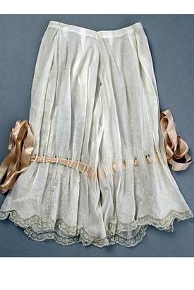 A bugyi az 1800-as évek első felében jelent meg a nők ruhatárában, eleinte nem is volt népszerű, mivel a nadrág bármilyen formája egyáltalán nem számított nőiesnek. Akkoriban pantalló néven egy török stílusú, nagy, bő csipkés nadrágot értettek alatta, az alsószoknyák alatt elrejtve viselték.