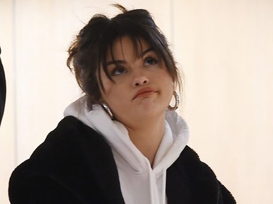 A Télapónak nincs akkora puttonya, mint amekkorát Selena Gomez cipel