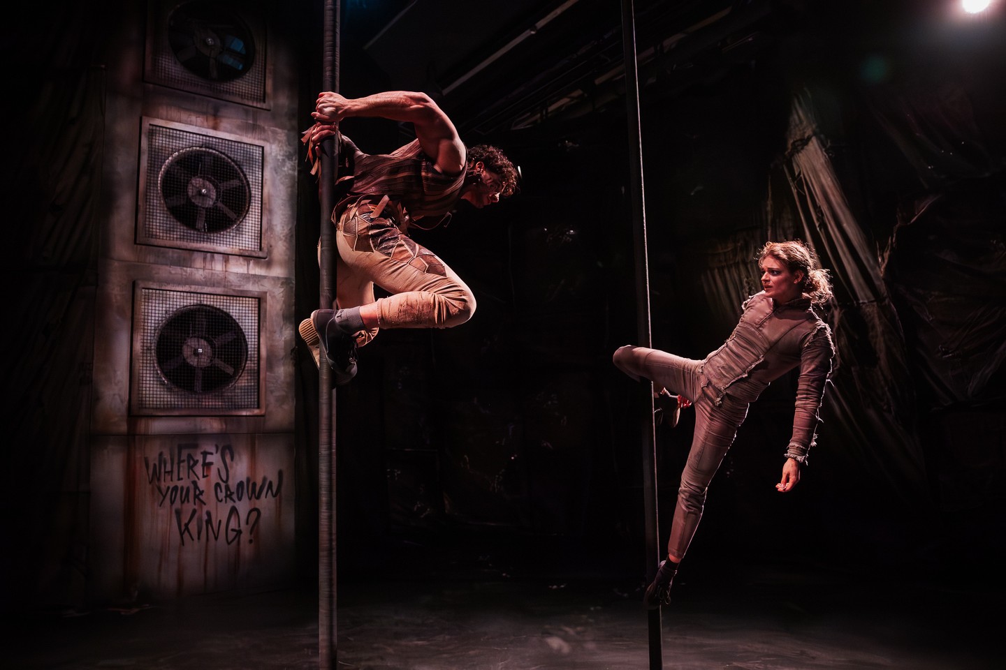 A Millenáris brutalista tereiben a Recirquel életre kelti Dido és Aeneas mitikus szerelmét – cirkusz, tánc és rituálé határán