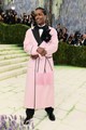 A$AP Rocky nagyon elegánsan festett a rózsaszín Chanel-szettben, amely Matthieu Blazy egyedi tervezése. A rapper egy rózsaszín gyapjúköntöst viselt fekete szatén hajtókával és fekete szegéllyel, amelyet egy tollas bross díszített. 