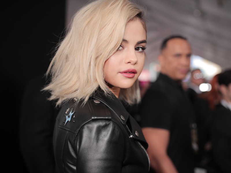 Selena Gomez 2017-es Nirvana-szőke frizurája