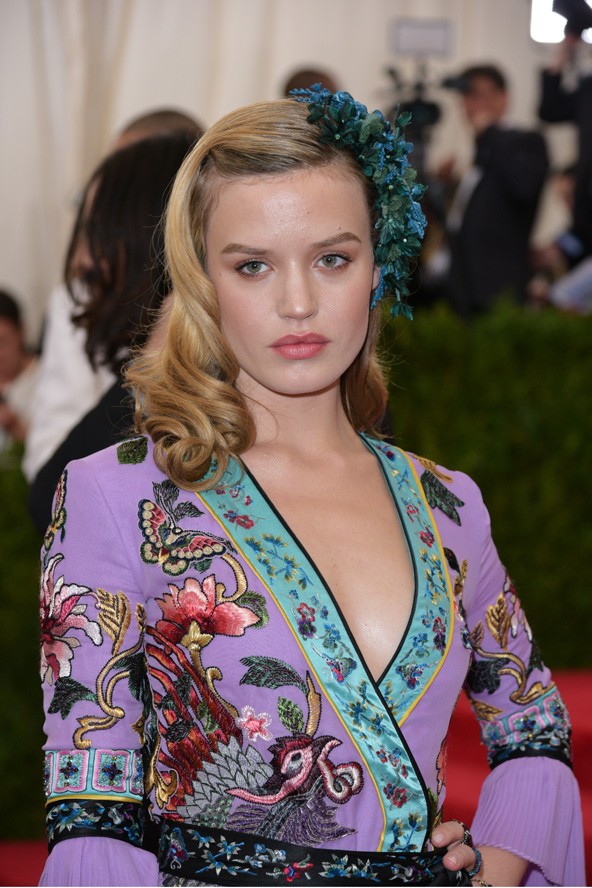 Georgia May Jagger ábrázata kissé sápadt, de a fejdísz nagyon szép.