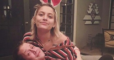 Paris Jackson és Macaulay Culkin egyentetkót varratott! De miért pont ilyet?