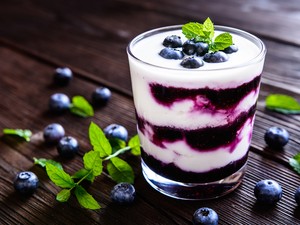 Recept: Áfonyakrémes görög joghurt, ami megédesíti a napodat