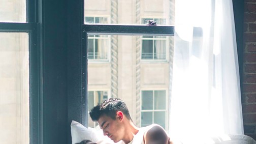 Joe Jonas plus size modellel szerelmeskedik, és ez lesz a legszexibb, a legmenőbb dolog, amit láttál!