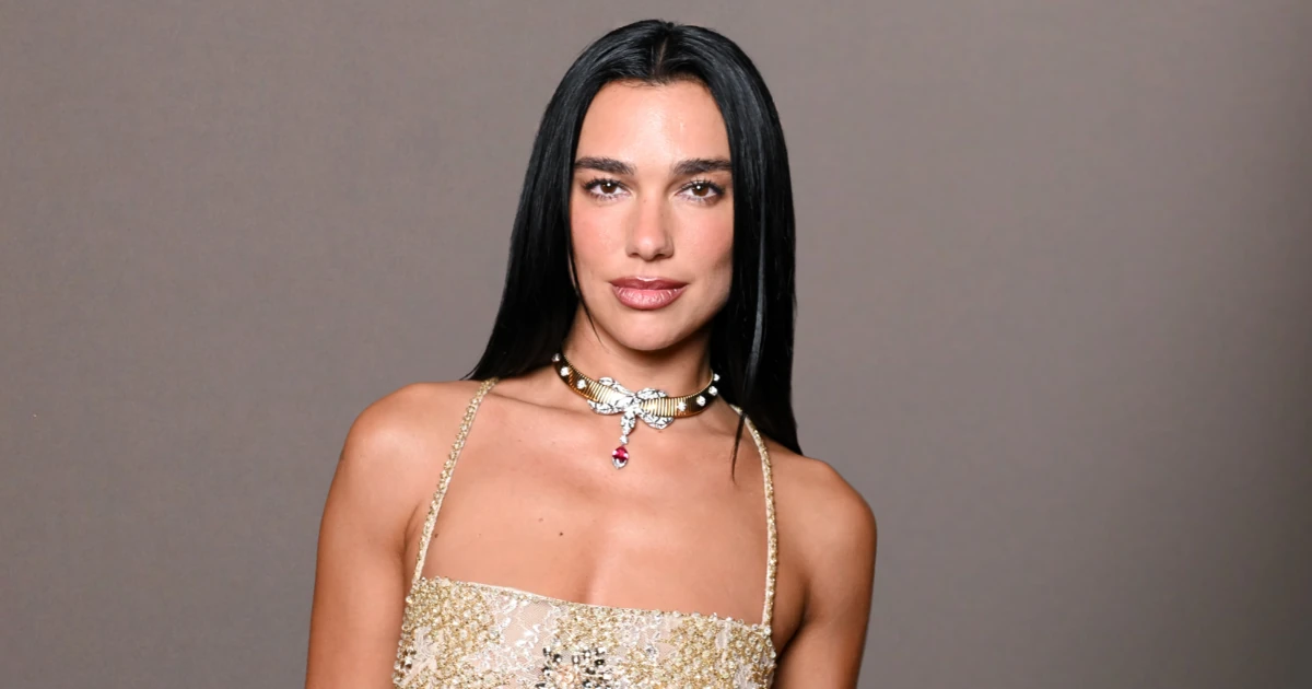Dua Lipa bevállalta a világ legkockázatosabb ruháját, csupán gyöngyök takarták a testét