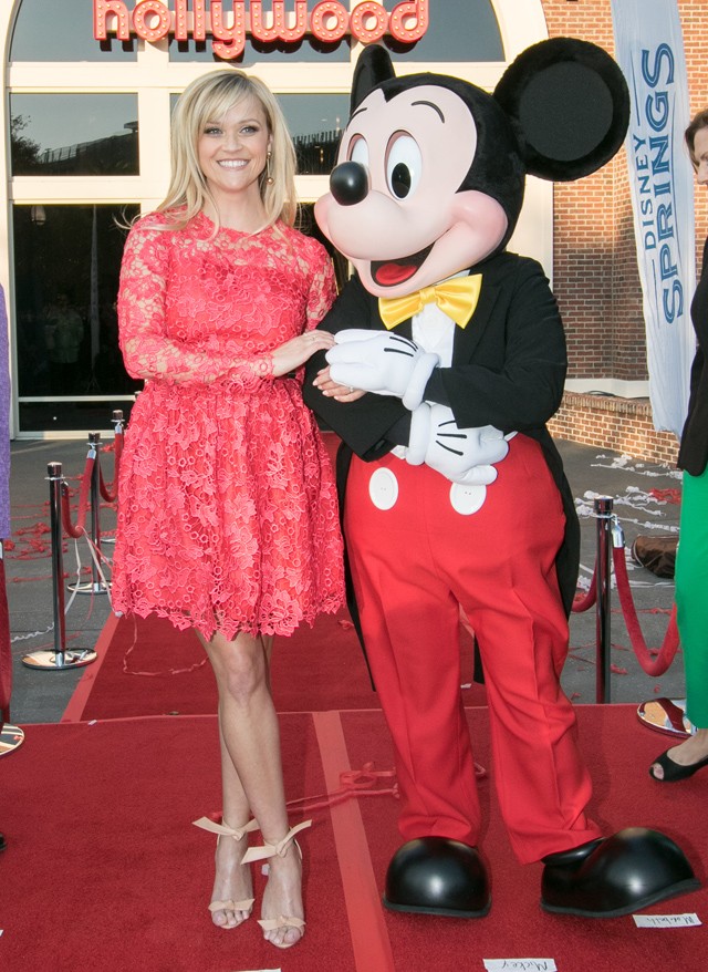 Reese Witherspoon Mickey egérrel