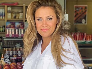 Pár kiegészítővel is extravagány Borzi Vivi mai szettje