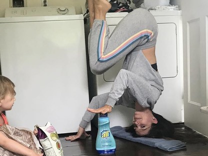 Alec Baldwin felesége, Hilaria bebizonyította, BÁRHOL lehet edzeni! 