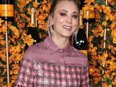 Három hónappal vállműtétje után Kaley Cuoco úgy edz, hogy nekünk is fáj