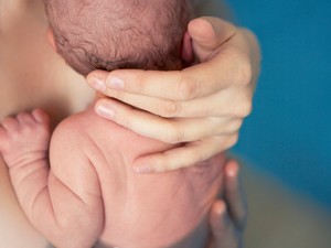 Megható és természetes élmény a vízben szülés a terhesség nehézségei után