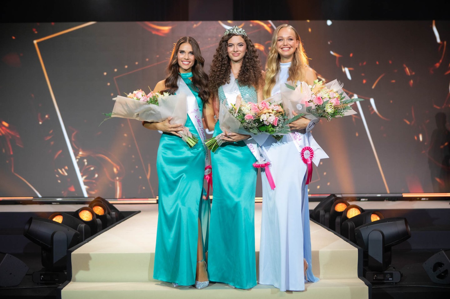 A Miss Balaton királynőjét, Bábel Virágot, első és második udvarhölgyét, Ambrus Nikolettet és Sótonyi Borókát a tizenkét döntős közül választotta ki a zsűri