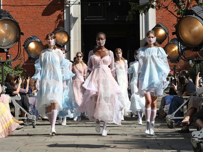 Megérkezett az átlátszó maszk: te viselnéd?