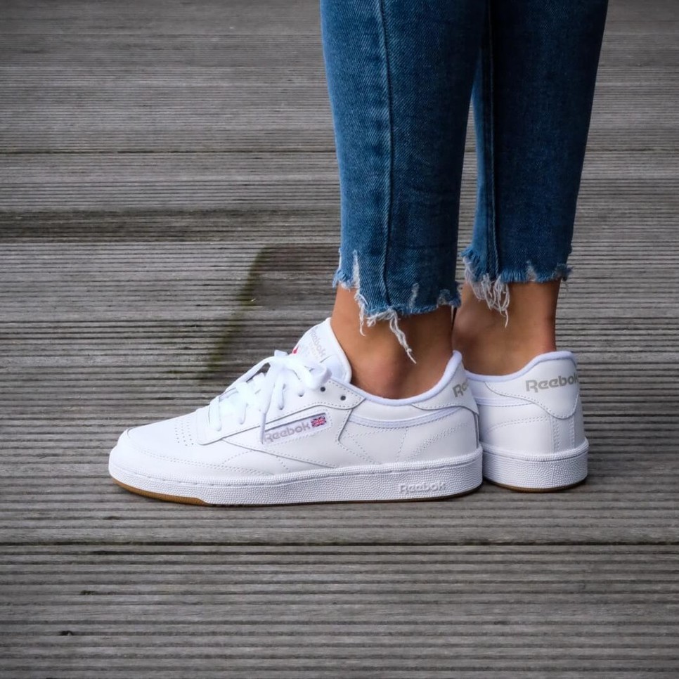 Az 1980-as évek klasszikus bőrből készült futócipője. A manapság is csak &#8217;A klasszikus&#8217;-ként ismert cipő múltjának és időtlen dizájnjának köszönhetően laza, mindennapos megjelenést biztosít mindenki számára. REBOOK Club C, 27 990 Forint, GLAMO