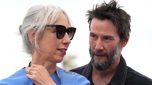 Akár a tinédzserek: ritkán látott szerelmes fotók készültek Keanu Reevesről és barátnőjéről