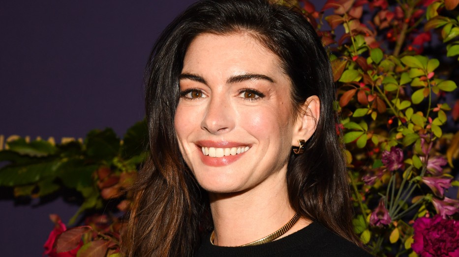 Anne Hathaway a New York-i divathéten lopta el a show-t