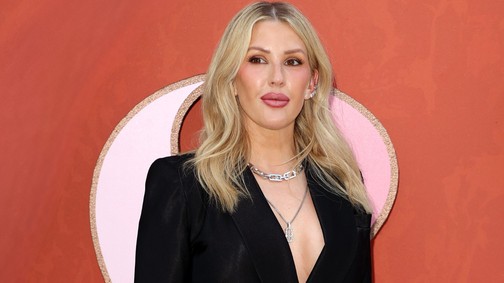 Friss képeken Ellie Goulding és 10 évvel fiatalabb szerelme, családi képeiktől elolad a szíved