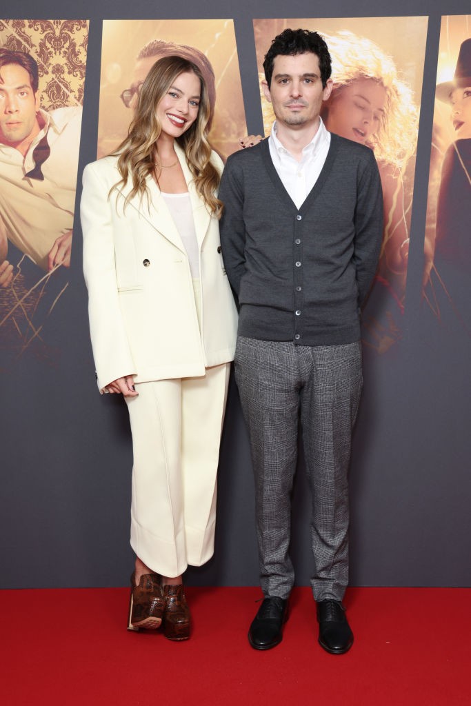 Margot Robbie egy krémszínű Bottega Venettában