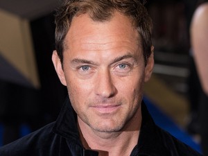 Jude Law tökéletes felsőtesttel pózol a strandon