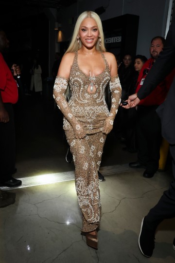 Amikor a couture és a western találkozik, metszéspontjuk pedig maga a királynő. Beyoncé a lehető legtökéletesebb ruhát (Schiaparelli, mi más) választotta, hogy megünnepelje három vadonatúj Grammy-díját, és azt, hogy harmincötre emelte az otthoni gyűjteménye számát. Szívből gratulálunk!