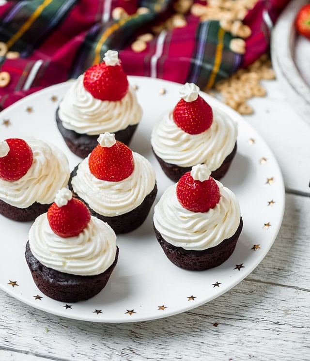 A legmenőbb karácsonyi süti: formázd Télapóvá a muffint