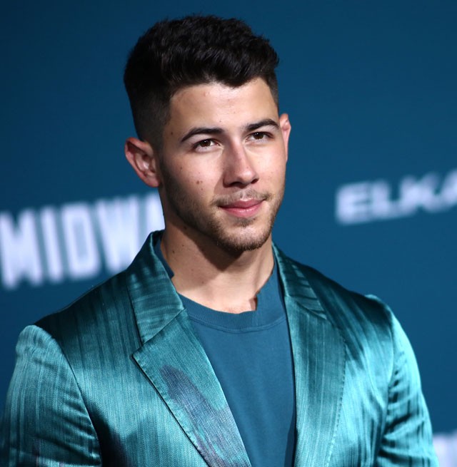 Férfi selyemszettben? Miért is ne? Nick Jonasnak még ez is jól áll!