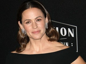 Jennifer Garner szédítően nézett ki ebben a combközépig felsliccelt ruhában