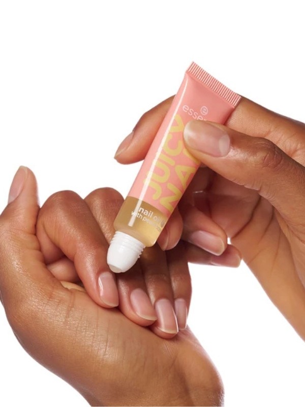 A qyorsan felszívódó, gyümölcs illatú körömápoló olaj praktikus tubusban és roll-on applikátorral kapható, így könnyen magaddal viheted bárhová. Egyszerűen használd a roll-on applikátort, kend a körömágyra, majd masszírozd be a jól ápolt körmökért! - Juicy Nail körömápoló olaj ESSENCE 1499 Ft 