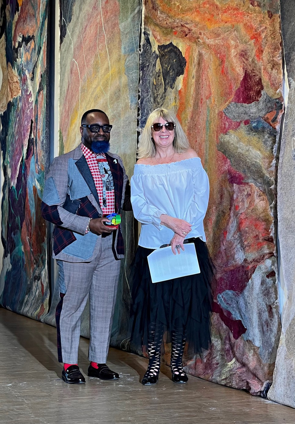 Justin Haynesnek  dr. Walek Gabriella, a Global Sustainable Fashion Week alapítója adta át az életműdíjat