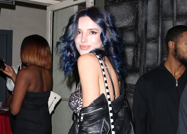 Bella Thorne feketés-kékes hajszínnel